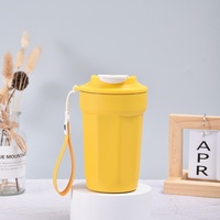 Modèle transfrontalier avec logo personnalisable. Différents types de tasses à café et de gobelets isothermes portables. Cadeau. Design moderne et simple