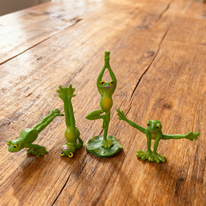 Lot de 4 grenouilles de yoga en résine, peintes à la main, écologiques, décorations amusantes pour armoires à vin et dessus de table, idéal pour les anniversaires - Product Image 4