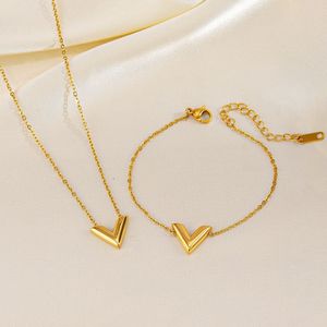 Vente en gros Collier classique en forme de V Pendentif Boucles d'oreilles Bracelet Ensemble de bijoux en or en acier inoxydable - Product Image 2