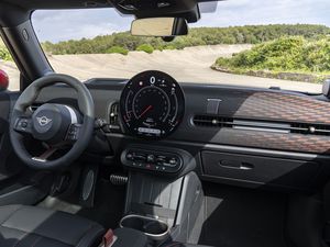 Auto a Benzina Commerciale Compatta 3 Porte 4 Posti Hatchback MINI JCW 2025 JOHN COOPER WORKS per Pendolarismo Quotidiano - Product Image 4
