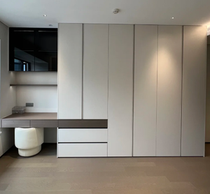 Armario de dormitorio personalizado moderno por puerta de madera maciza de fábrica portátil y ajustable para uso en muebles para el hogar - Product Image 1