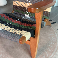 Fauteuil en bois massif de style mid-century, avec accent en corde tressée colorée, pour la lecture et les moments de détente dans le salon