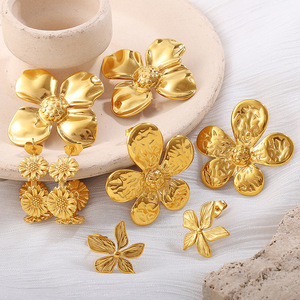 Boucles d'oreilles clous fleuris plaqué or 18 carats en alliage de zinc et acier inoxydable, design irrégulier, bijoux de mode - Product Image 2