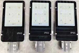 ไฟถนนโซลาร์เซลล์ 100W LED อะลูมิเนียมหล่อขึ้นรูป IP67 ติดผนังภายนอกอาคาร แสงสว่าง 6000K แสงกลางวัน โมโนไซเซลล์ ได้รับการรับรองมาตรฐาน CE/RoHS - Product Image 2