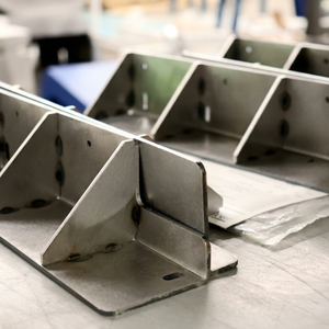 Service de fabrication sur mesure de tôles métalliques OEM, découpe laser CNC de précision, pliage, estampage, assemblage de pièces - Product Image 1