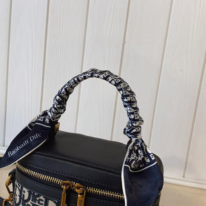 Bolso de Mano Cuadrado Elegante para Dama con Diseño Plegable Resistente, Cierre de Cremallera, Material PU, Correa para el Hombro - Product Image 4