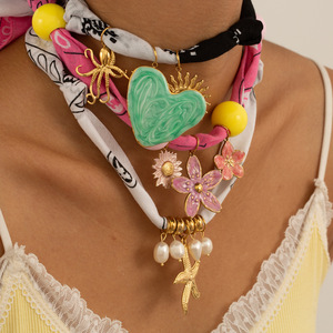 Collier tendance 2025 en foulard de soie de style bohème avec pendentif en forme de cœur en acier inoxydable - Product Image 1
