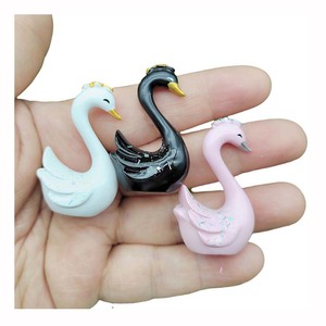 1 paire de petits cygnes blancs et noirs mignons en PVC, figurines miniatures, décorations DIY, ornements de paysage, jardin féerique - Product Image 2