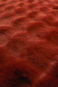 Jupe de sapin de Noël de luxe en fausse fourrure bordeaux, moelleuse et pelucheuse, tapis de décoration de fêtes, couverture de base shaggy avec support antidérapant, vente en gros - Product Image 3