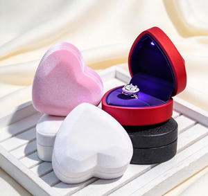 Boîte à bague LED en forme de cœur à facettes, en carton brillant, design diamant multi-facettes, doublure en velours violet, fermeture magnétique - Product Image 6
