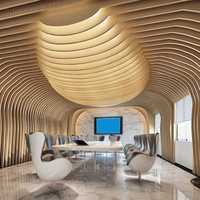 Panneau de plafond en aluminium moderne, imperméable, isolant thermiquement et ignifuge, avec grille de plafond pour la décoration des plafonds d'appartements et de bars