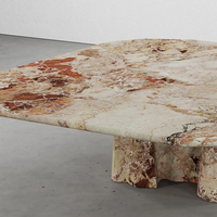 Table basse de salon de luxe minimaliste en marbre Breccia texturé et chaud, avec base double ondulée organique, pour la maison de rêve