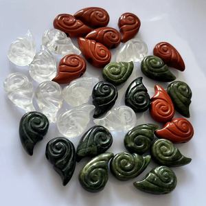 Venta al por mayor de colgantes Koru de piedra natural con agujero grande, cuentas espirales maoríes en jaspe rojo, <span class=keywords><strong>cuarzo</strong></span> transparente y jaspe Kambaba para la fabricación de joyas. - Product Image 5