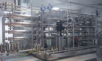 Usine d'embouteillage commerciale la plus vendue 500-5000 BPH Machine de bouchage de remplissage de nettoyage de bouteilles automatique pour liquides
