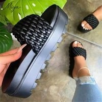 TM-088 2026 Vente en gros Sandales à talons compensés pour femmes, rose vif, à brides croisées tissées, super douces, à semelle plateforme épaisse