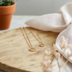 Collana con Ciondolo Iniziale Z in Acciaio Inossidabile Placcato Oro, Gioiello Unisex Minimalista per Uso Quotidiano - Product Image 3