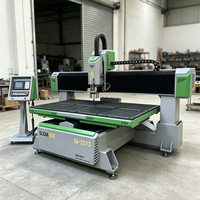 Machine de gravure CNC, routeur CNC, exécute des fraisages de motifs précis et une découpe à grande vitesse pour les panneaux de placards en MDF, l'aluminium