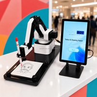 Robot de dessin de portraits interactif pour attraction de centre commercial, bras d'artiste robotique dessinant des portraits de visiteurs en direct dans un espace public