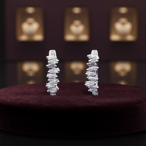 Orecchini a Cerchio di Lusso in Oro Bianco con Diamanti Baguette Affusolati Incastonati a Canale per Gioielli da Sposa da Donna - Product Image 2