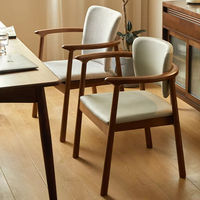 Chaise de restaurant en bois massif de style nordique moderne avec coussin moelleux, design léger et écologique pour l'ameublement d'hôtels et de restaurants