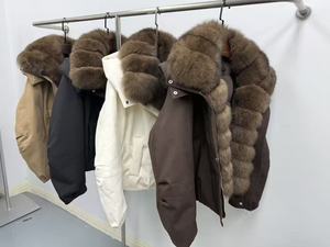 OUDINA Nuovo Stile di Alta Gamma, <span class=keywords><strong>Cappotto</strong></span> Corto e Ampio con Collo in <span class=keywords><strong>Pelliccia</strong></span> di Volpe, Imbottito in Piuma d'Oca Bianca, Parka Invernale, Giacca Puffer da Donna - Product Image 6