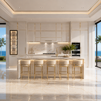 Meubles de cuisine modulaires blancs brillants de luxe avec îlot en marbre, finition dorée, éclairage LED et robinet pour projets de villas et appartements côtiers
