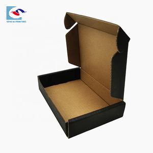 맞춤형 하이 퀄리티 올 블랙 골판지 우편물 포장 상자 양각 및 매트 적층 양말 모피 경쟁력있는 가격 - Product Image 3