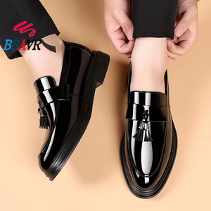 Chaussures en PU pour hommes, style automne, habillées et décontractées, grandes tailles, respirantes, semelle souple en caoutchouc, noires, pour mariage et marié, à enfiler - Product Image 2
