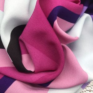 Tissu imprimé de crêpe de mousseline de soie de bulle tissé par polyester de fournisseur d'usine pour des vêtements - Product Image 3