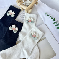 Chaussettes mi-mollet tendance pour femme, style japonais-coréen, en mélange de coton respirant, motif floral noir et blanc, pour usage quotidien décontracté