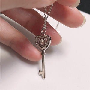 Collana con catena a clavicola del <span class=keywords><strong>palazzo</strong></span> con ciondolo in oro rosa con chiave in oro bianco 18 carati per regalo di natale personalizzato - Product Image 4