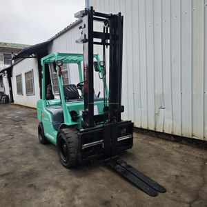 Chariot élévateur diesel Mitsubishi FD30 d'occasion, 3 tonnes, 4,5 m, 4x4, modèle 2023, avec garantie d'un an et garantie sur les composants essentiels - Product Image 4