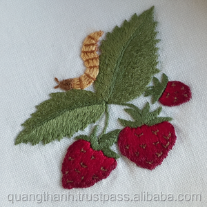 Serviettes à broder classiques faites à la main Conception d'insectes et de baies en coton blanc pour Halloween - Product Image 1