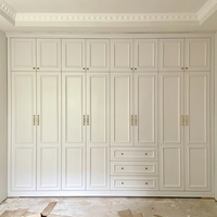Meubles sur mesure pour projets intérieurs : Dressings, armoires et placards de luxe en bois pour la chambre à coucher et les solutions de rangement.