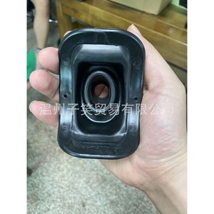 แผ่นยางรองเกียร์ Xsd รุ่น 47106 สำหรับหัวเกียร์รถยนต์เชฟโรเลต - Product Image 1
