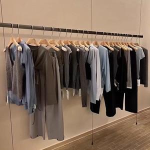 Expositor <span class=keywords><strong>de</strong></span> Ropa Multifuncional <span class=keywords><strong>de</strong></span> Acero Inoxidable Pulido con Tubo Cuadrado Plateado para Tiendas <span class=keywords><strong>de</strong></span> Ropa, Exhibición en Ventanas y Arte - Product Image 2