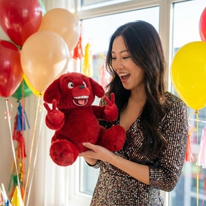 Peluche de chien rouge douce personnalisée en gros avec de gros dents, sourire et mains en V, animal en peluche moche et mignon pour cadeau d'anniversaire pour enfants - Product Image 1