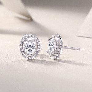 Orecchini a Perno Geometrici Ovali per Donne con Accenti in Cristallo, Accessori Minimalisti per Uso Quotidiano - Product Image 6
