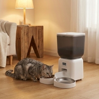 Distributeur automatique de nourriture pour animaux de compagnie 4,5 L moderne à double bol en acier inoxydable et plastique, alimenté par batterie, avec caméra intelligente et écran LCD pour une alimentation programmée