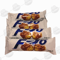 Venta al por mayor Halal deliciosa barra de chocolate crujiente frutos secos galletas cacahuetes merienda dulce sabor inflado niños dulces a granel caja de embalaje