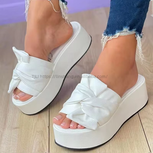 รองเท้าผู้หญิงสีขาวแบบสวมสบาย ส้นตึก รุ่นใหม่ รองเท้าส้นเตารีดแบบเปิดนิ้วเท้า รองเท้าแตะผู้หญิง - Product Image 1