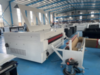 Machine de découpe laser CO2 à alimentation automatique 1610 pour textiles, tissus, bois, stores et rideaux, avec support IA et refroidissement par eau