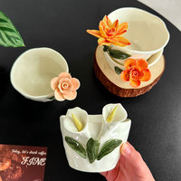 Tasse de voyage en céramique à fleurs 3D embossées, façonnée à la main, moderne, faite à la main, sous glaçure, pour latte art, en stock