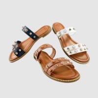 Sandales plates pour femmes, à double bride avec boucle réglable et perles, mules à enfiler, chaussures souples d'extérieur à bout ouvert pour femmes