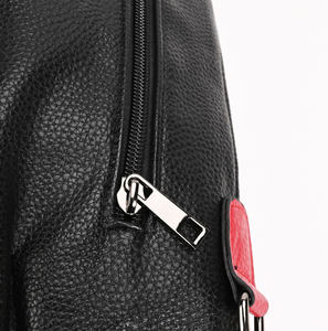 Sac messager noir texturé avec poignées rouges pour les trajets quotidiens - Product Image 2