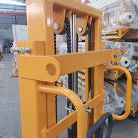 Plateforme élévatrice hydraulique manuelle robuste 2000 kg, hauteur de levage 1,6 m-3 m, avec commande par pompe à pied et stabilisateurs pour entrepôt