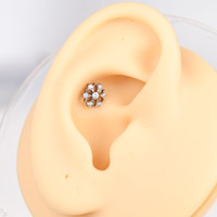 Vente en gros usine : Labret à dos plat en Titane ASTM F136 avec Zircone cubique motif fleur, pour cartilage, pour enfants et mariages, finitions Or et Argent
