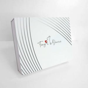 Caja de regalo magnética personalizada, embalaje de cartón rígido con estampado en relieve, impresión de logotipo para cajas de regalo premium. - Product Image 1
