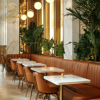 Ensemble de mobilier d'hôtel et de restaurant sur mesure Ron Group, table carrée en marbre, banquette en forme de L, chaise en cuir orange