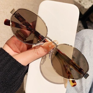 Lunettes de soleil rétro en métal européennes et américaines, lunettes de soleil polarisées tendance à protection UV, best-seller, personnalisables avec branches en métal. - Product Image 2